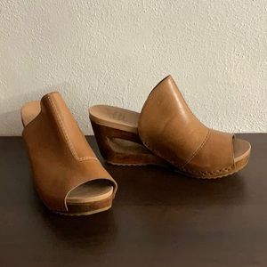 Dansko handcrafted in Brazil caramel leather Peep-toe wood wedge heel Sz.11
